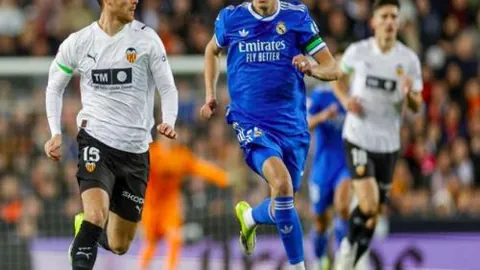 奥沙利文火力全开！力挽狂澜一杆惊世击球，塞尔比遭遇强力阻击！